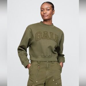 GAP X CULT GAIA CROPPED LOGO SWEATSHIRT SIZE XS IN OLIVE GREEN NIGHT